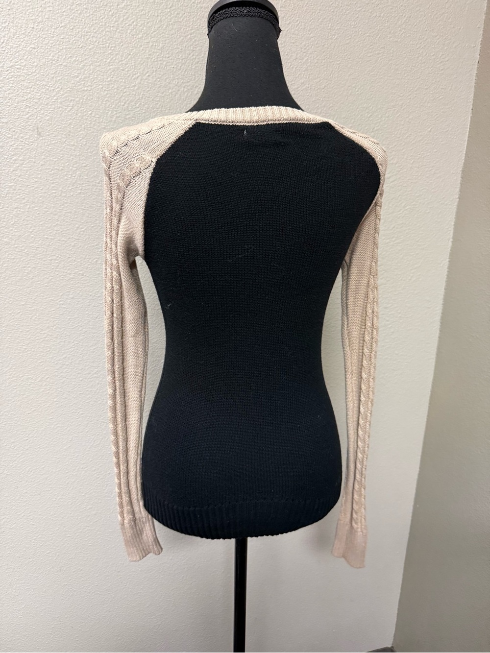 SO Womens Small Black Tan Cable Knit Raglan V-Neck Sweater Colorblock Cozy - Picture 4 of 9
